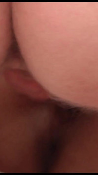 Gagică brunetă matură sexy se joacă cu băiatul ei
