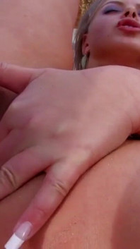 Sexo en la playa de arena con linda puta anal