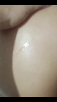 Stříkání na sexy zadek mé snachy ve sprše