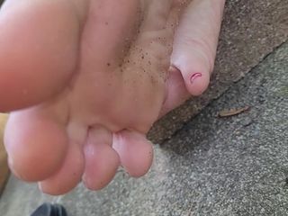 On cloud 69: Memamerkan jari kakiku yang dicat dan kaki kotor di luar...