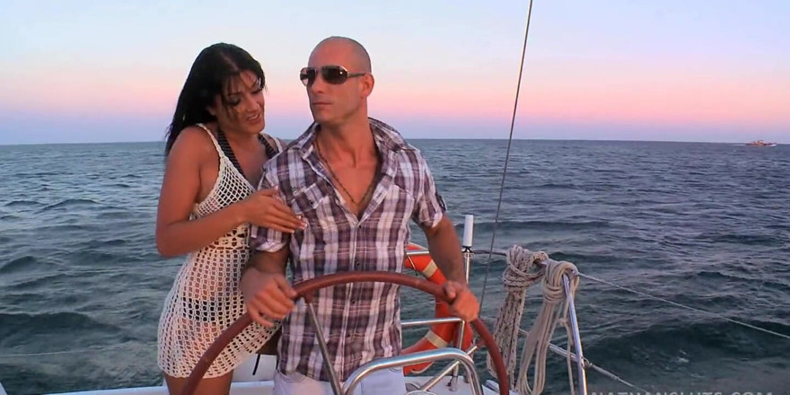 Nathansluts: Mike trai sua esposa com uma linda boneca espanhola