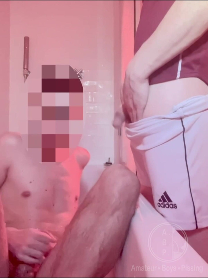 AmateurBoysPissing: Un Amateur a Perdu Un Pari: Nu Dans La Baignoire...