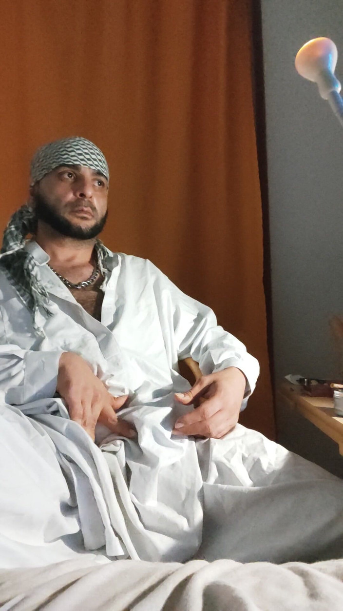 SmokedAlloy2: Dirtyjunkbro ubrany w afgańskie ubrania, skarpetki pokładowe sikają do środka i...