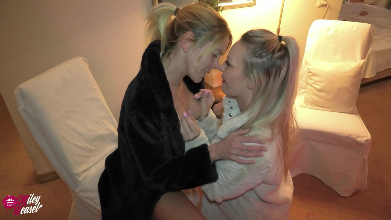 Miley Weasel: 2 Niegrzeczne blond dziwki w butach i futrze!