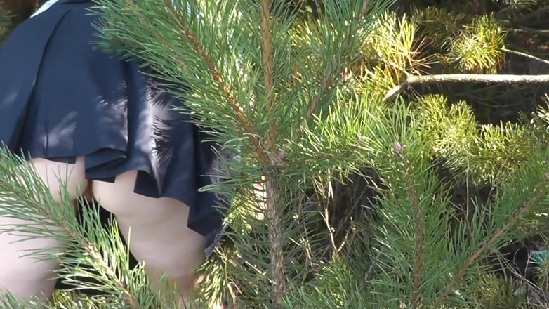 XXX-Platinum: Fora. Bela madrasta milf sem calcinha escolhe cogumelos na floresta...