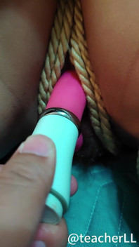 Legato strettamente e poi penetrato con un vibratore