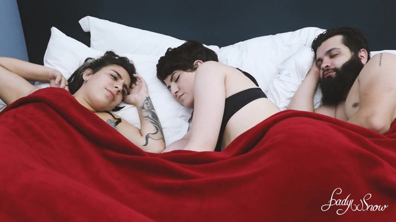 Lady Snow Brasil: เย็ดรูตูดสองตัวเมียเล็กๆ ใน threesome