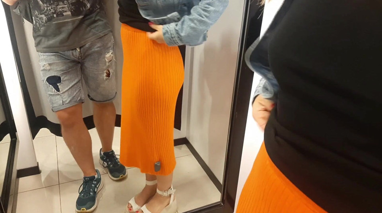 AnnaHomeMix: Sexy cizinec mě požádal, abych se na ni podíval v šatně.