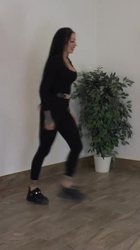 Älskarinna Cleo Älskar sparkar slavens kuk och bollar
