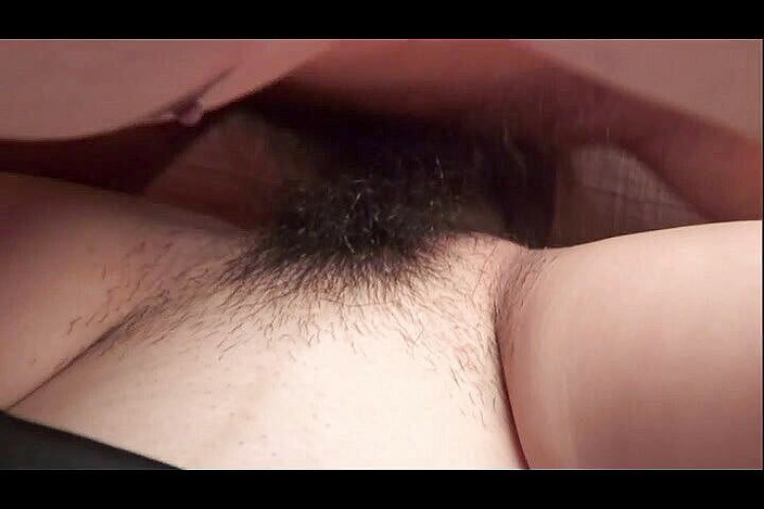 Time To Jerk Off: Vnadná japonská služka, chlupatá kundička je ošukaná