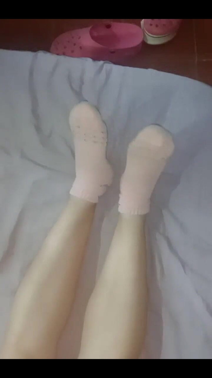 Fitcure1: Medi ayaklarını kısa çoraplı ve kuyruğunu gösteriyor