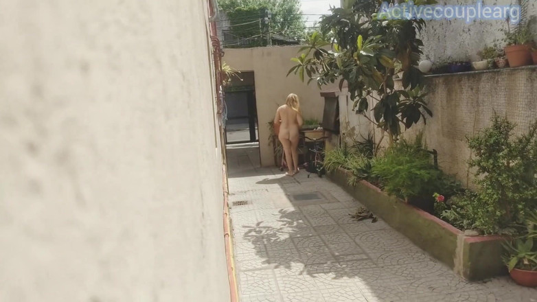 Activecouplearg: Voyeur soused nahý na chodbě a sledují ji z ulice