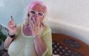 PureVicky66: BBWドイツのおばあちゃんは煙草を吸い、彼女の濡れた猫と遊ぶ!