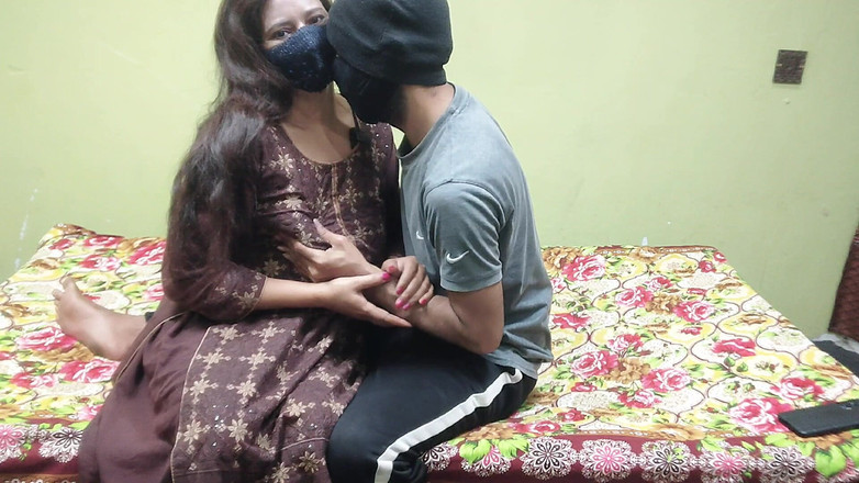 Pakistani CoupleX: India bhabhi ko Pati Ke Dost Ny Ghar Ja Ke...