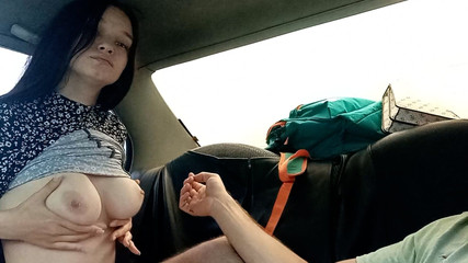 Airaccoon: Meia-irmã chupou meu pau no carro enquanto os pais estavam...