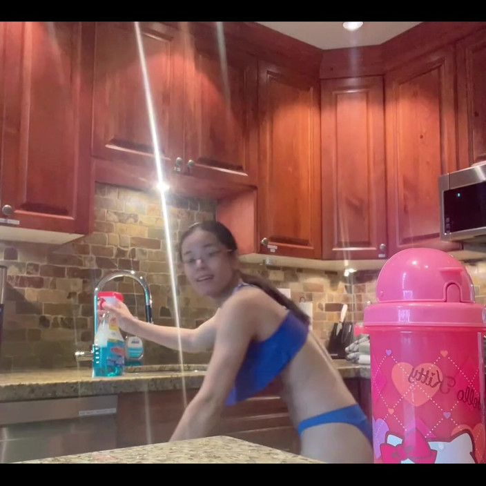 sweethanajapanese: Limpio cocina sexy