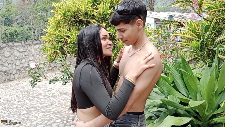 Samanthaa: Возбужденный садовник трахает киску латины Samantha с большой задницей - порно на испанском