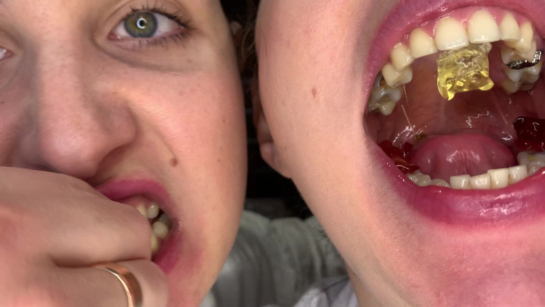 Hottie goddess: İkiz ağız: çiğneme baştan çıkarmalı ultraviyole gösterisi