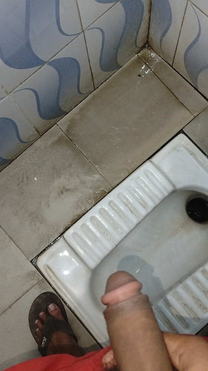 Adi T: Seorang pria seksi memijat penisnya dengan tangannya.