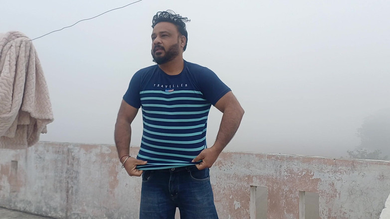 Austin Rose: Il Papà Indiano Si Toglie I Vestiti Nella Nebbia Invernale...