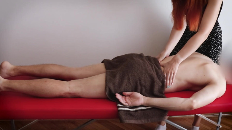 HotCoupleTeam: Sono arrivata per un massaggio. Mi ha lasciato toccare