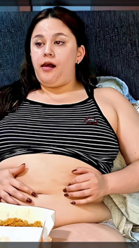 Nicole Nadziewa Smażonego Kurczaka I Drażni Jej Rosnący Brzuch