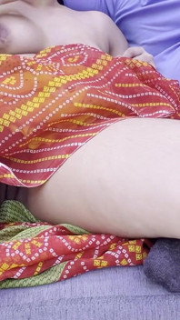 Pengantin persendirian Mehndi dan dikongkek keras dengan Mehndi