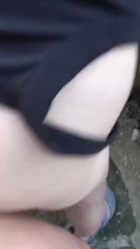 남편에게 잡힌 날씬한 유부녀, 불안한 장소에서 해변 탈출이 섬뜩해집니다.