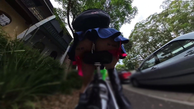 Asiansissypublic: Exhibicionistická chůze a jízda s análním kolíkem, červenými podvazky a robertkem