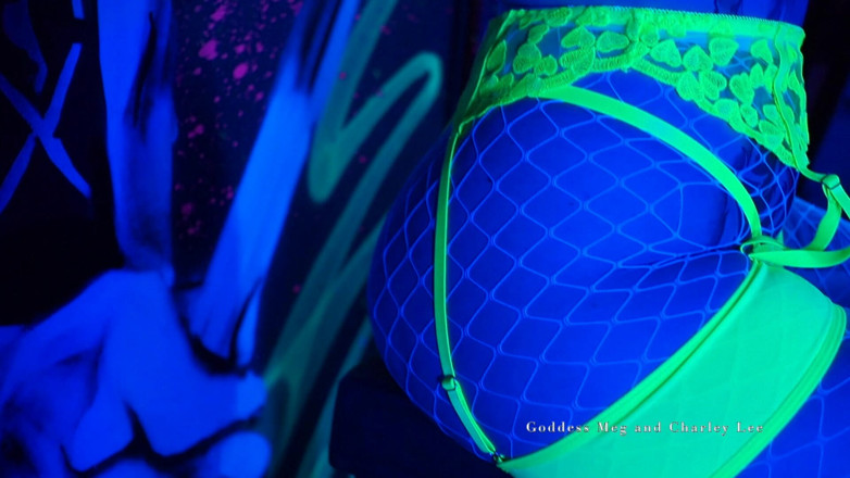 Yourfavecumslut: Hot Lesbian Sex in Uv Room