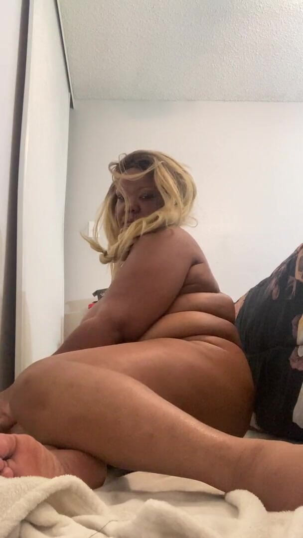 Busty queen: 작은 운동은 결코 다치지 않습니다.