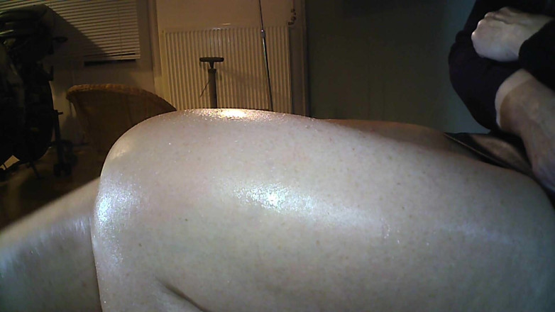 MisS Angel: Crossed legs calves shake in first person