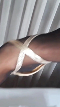 Selena's sexy voeten poseren en seksspelletjes in een panty