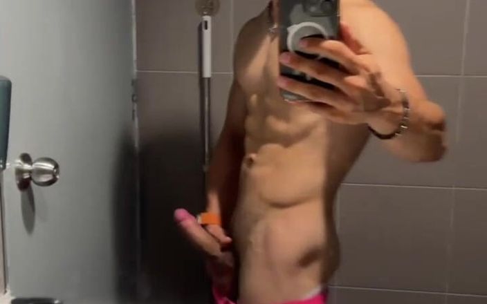 Max_Russell: Cewek hot rambut pirang ini lagi asik fingering memeknya di...