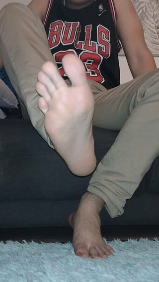 Tomas Styl: Ukazuje nohy a punčochy