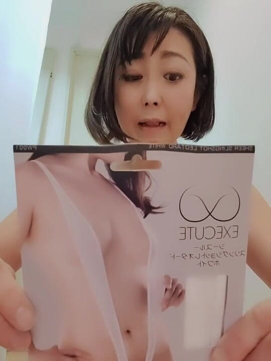 Mayumi Kanzaki: Femme mature en costume sexy