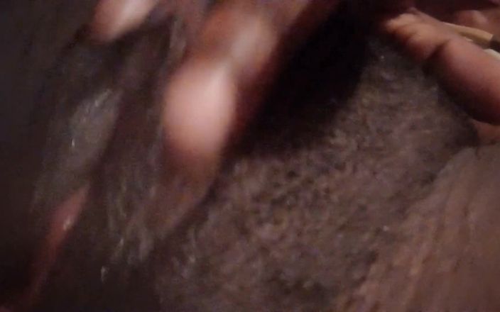 Super sexy ebony cuties: Потирання пальцями моєї волохатої чорної кицьки дивовижний інтенсивний оргазм