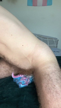 새로운 장난감을 문지르고 시오후키하는 Ftm Grinding