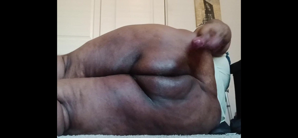 FantomeBi: Ébano Superchub Sissy leva plugs anais e vibrador pela primeira...