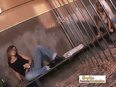 Erotic Lezdom: 금발 창녀를 따먹는 갈색 머리 레즈돔 미녀 스트랩