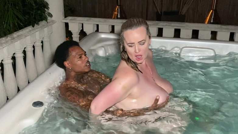 Mature Wanker: Kendra, mamă sexy tatuată, ia pula mare și neagră a lui...
