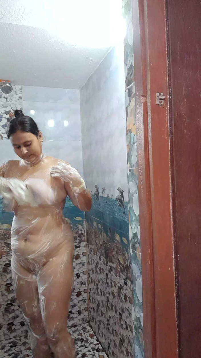 Puja555: Mujer india madura se ducha