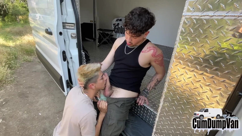 Cum Dump Van: Přistižen při kouření velkého ptáka při polykání mrdky