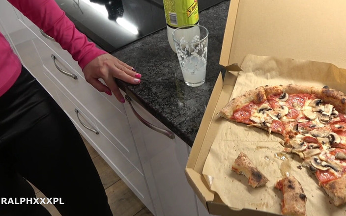 RalphXXXpl: Hot Wife Sucked Pizza Delivery Guy to Get His Sauce...