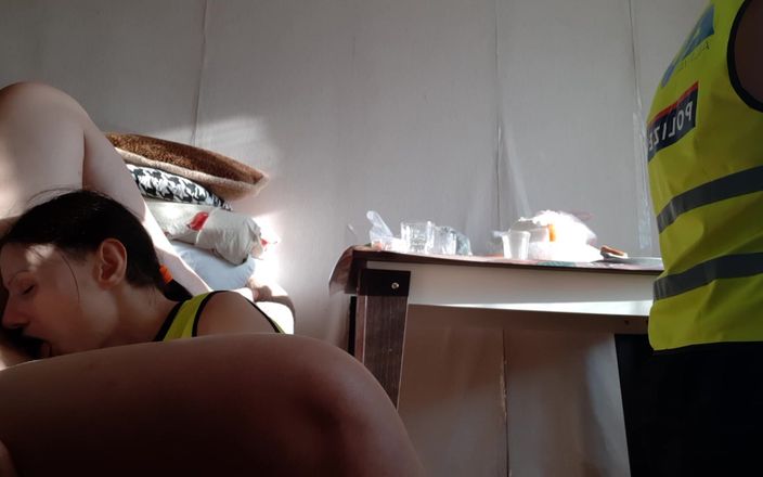 Lesbian-illusion: Ateşli polis lezbiyen üçlü grup seks