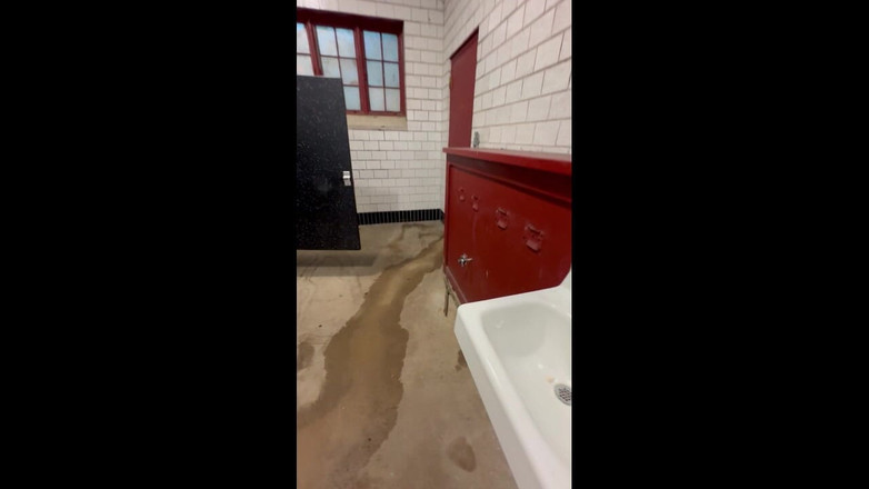Chase Dixon-Butz: Incontrami nel bagno degli uomini dopo la partita