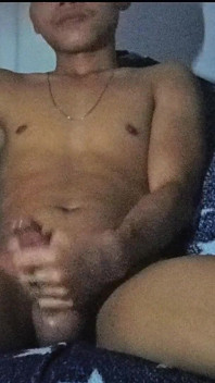 Cowok ini lagi asik ngocok dan fingering pantat cowok ini