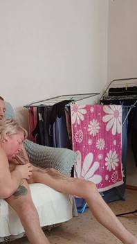 집에서 혼자 있는 동안 사정할 때까지 배다른 아들의 자지를 빨아