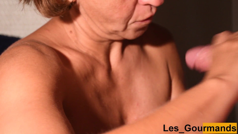 Les Gourmands: 熟女はコックを密閉し、彼女のおっぱいにそれを空にします