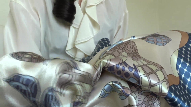 Lady Victoria Valente: Syal satin baruku bikin kamu pengen muncrat dan lemah, scarf...